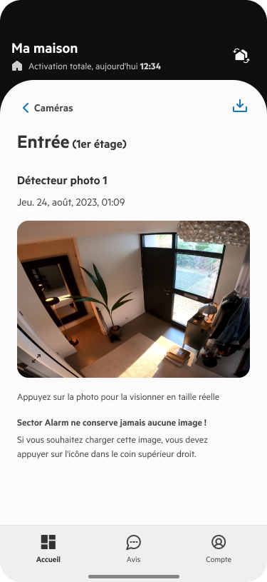 Entrée de domicile surveillée par caméra intégrée au système d’alarme