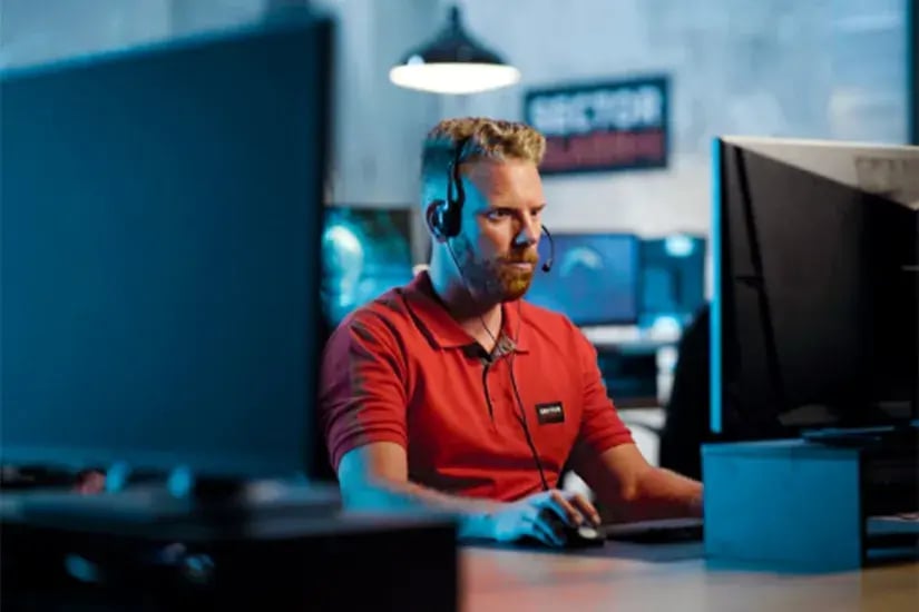 Expert en télésurveillance contrôlant plusieurs systèmes d’alarme en temps réel